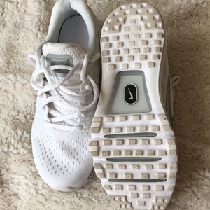 Barely used size 5 men’s or 6.5 women’s Nike’s